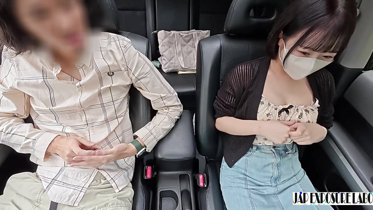 Bộ ngực megaton bạn có thể nhìn thấy ngay cả thông qua quần áo của cô ấy. Thổi kèn trên xe hơi, xuất tinh vào miệng, cô ấy nuốt tất cả!