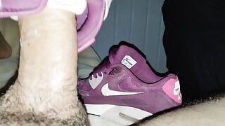 Follando y corriéndose en las zapatillas Nike Air Max 90 de mi esposa usando el Fleshlight parte 2