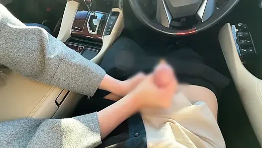 Seorang wanita cantik yang sudah menikah yang membuatku cum dengan tangan dan mulutnya bahkan di tempat kerja