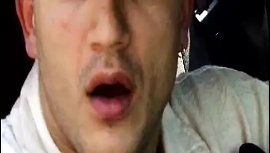 Немецкую горячую мамо-крошку-брюнетку трахают в фетиш-сцене