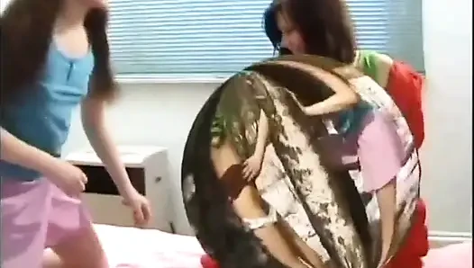 Gadis remaja cantik dengan memek berbulu lagi asik masturbasi pakai dildo