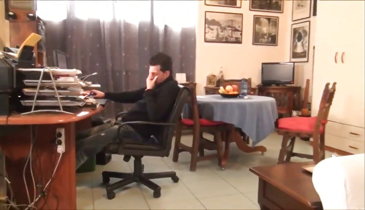 Une cougar sexy avide de sucer des bites