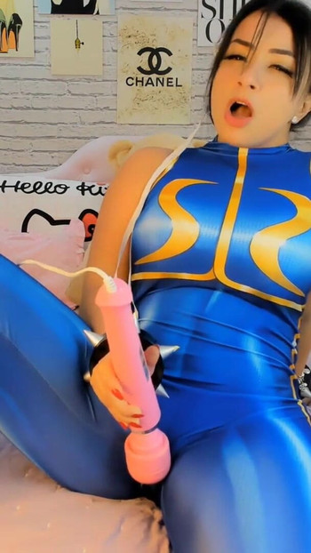Zapanjujući trenutak iz "Chun Li cosplay pušenje ahegao i ŠPRICANJE U TAJICAMA NAKON ŠTO JE SVRŠILA S HITACHI VIBRATOROM"
