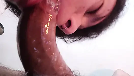 DER BESTE BLOWJOB DER WELT, SIE GEHT MIT IHREM KLEINEN MUND GANZ UNTEN