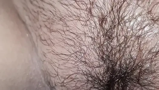 Seksi orta yaşlı seksi kadın yalanıyor ve ıslak amcığıyla oynuyor baskın