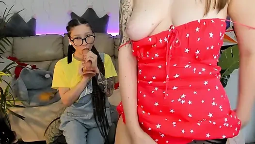 2 pelacur melakukan wawancara kerja melalui panggilan video dan mulai melepas pakaian untuk lulus