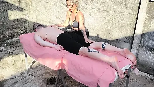 Nacktmassage im Freien mit heißer Blondine