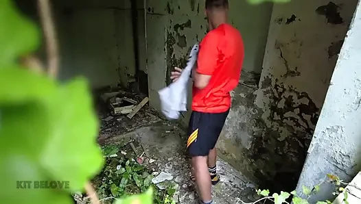 Bekleyen bir serseri, devasa penisiyle genç bir adamın poposunu yırttı ve şiddetle boşaldı