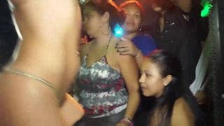 Stripper latina en discoteca.