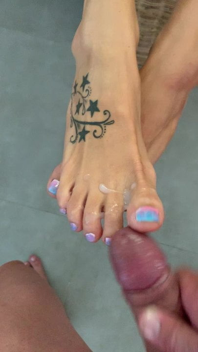 Cum tribute my sexy feet please