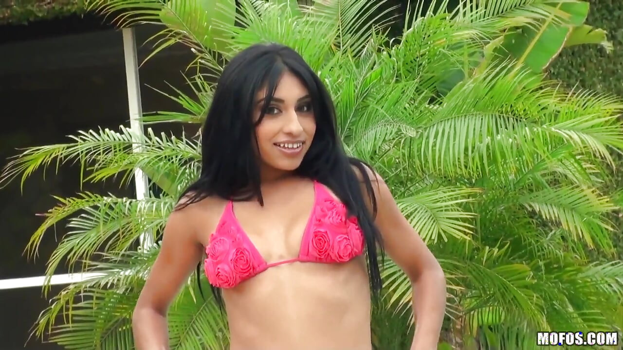 Latina seks snimke - Latina Candy Martinez igra biljarsku igru i pokazuje svoju malu guzicu za vruću pobjedu, dobiva spermu po licu