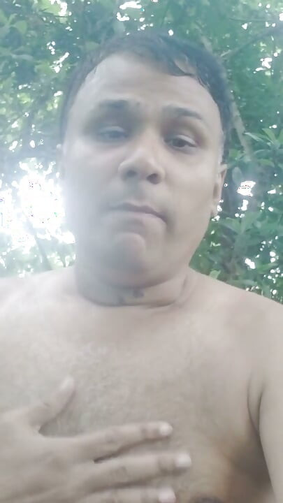 O pau do cara pelado te fode abertamente e sem frescura...