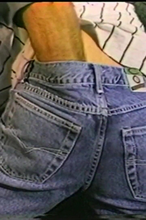 Güvenlik görevlisi eşcinsel bir adamı durduruyor ve sıkı götünü arabada sikiyor