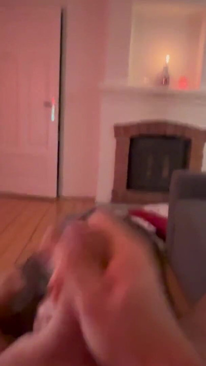 ホットなミルフが夫に素晴らしいフェラチオをし、リムジョブの後に精液を飲み込む。|クリップ3