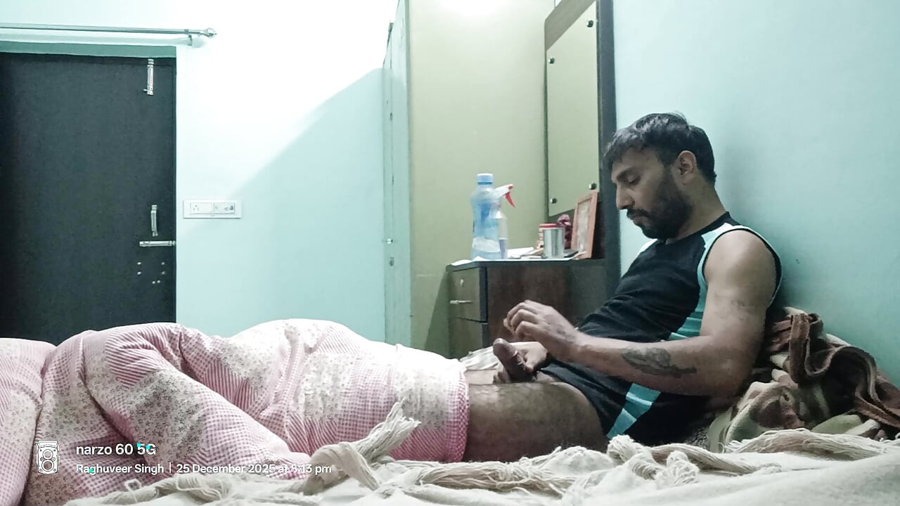 เจ้าหน้าที่ตํารวจ Desi โดนดูดควยและดูดควยกับเพื่อนบ้าน