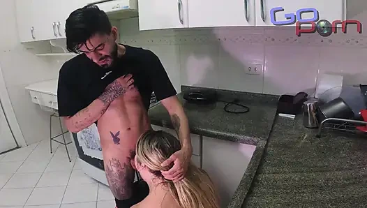 Aldatılan Koca Yatak Odasındayken Mutfakta Üvey Anneyi Sikiyorum