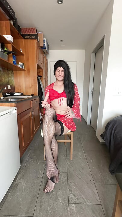 Возбужденный кроссдрессер мастурбирует