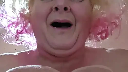 Cewek itu dientot dari belakang