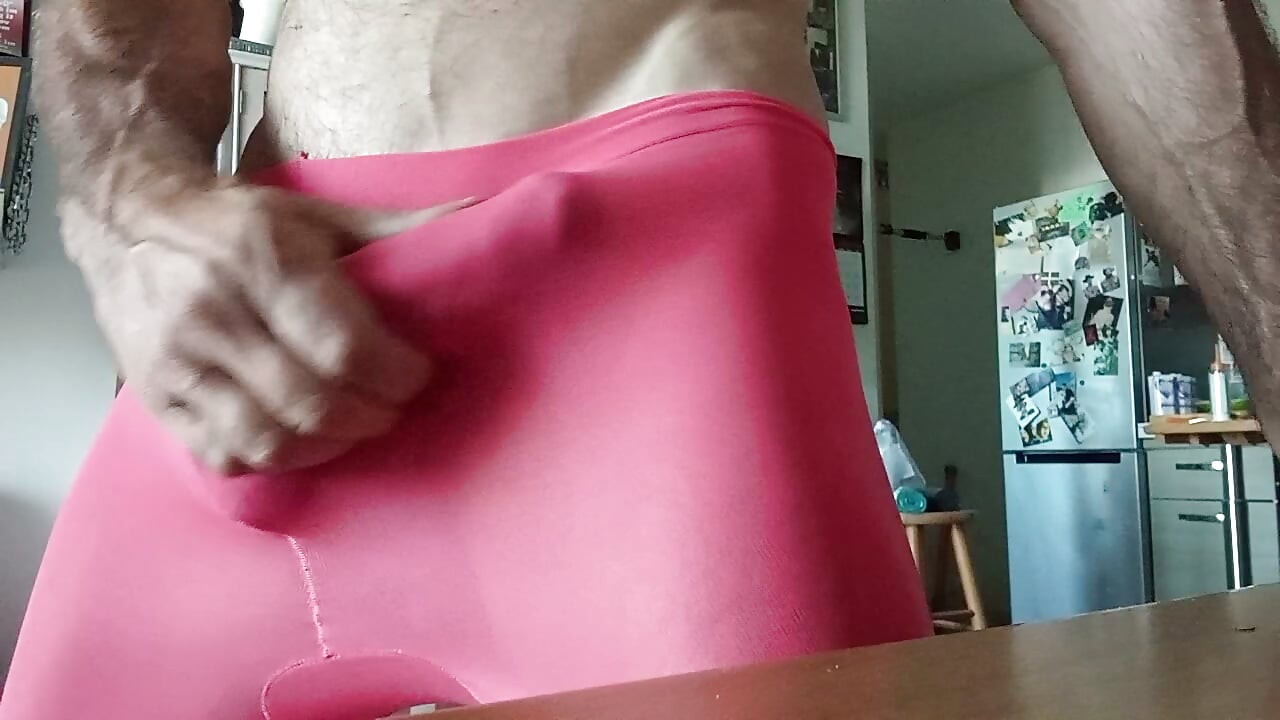 Pembe çoraplar içinde uzun ve gergin