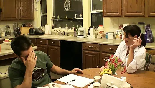 Мачеха-пума с большими сиськами хочет играть