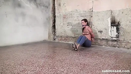 Потную Jenny связали и с кляпом-шариком во рту