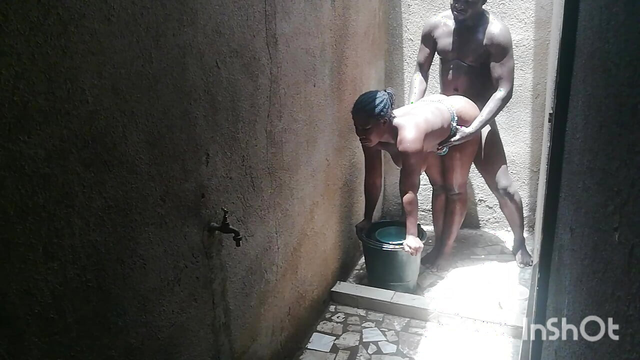 Die ehefrau meiner besten freundin rief mich in der dusche an, während sie ihre privaten teile wäscht. Ich konnte der Versuchung nicht widerstehen.
