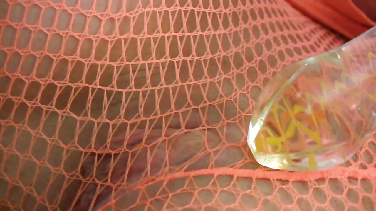 Awek dalam pakaian jala merobek pantyhose dan meletakkan dildo ke dalam pepeknya yang dicukur