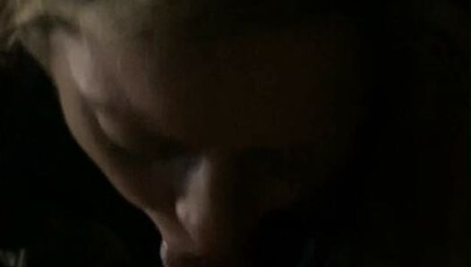 Возбужденная милфа-блондинка делает минет в полночь в видео от первого лица