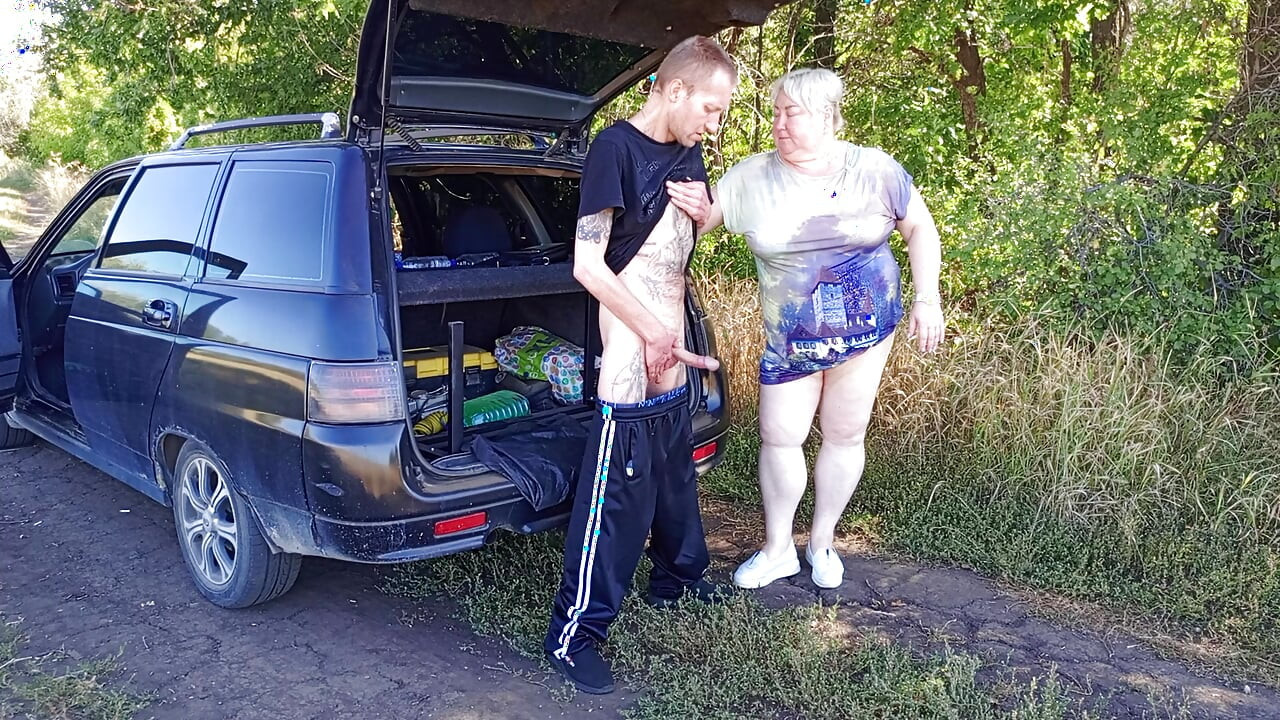 U parku jebem susjedu u njenu pičku na pasji način, zatim u njena usta i svršavam dva puta u minuti