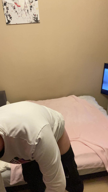 穿着他的白色性感丁字裤 | 短片 1