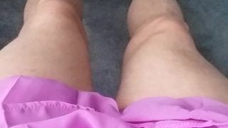 Przeciek w fioletowej sukience i sandałach
