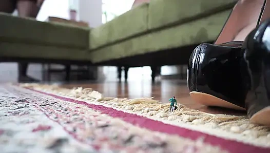 Giantess küçülen iş arkadaşlarıyla saklambaç oynuyor