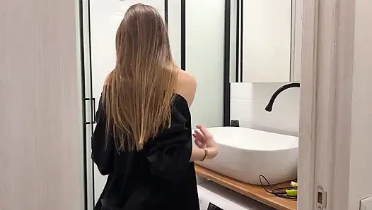 Застукал ее в душе и трахнул в глотку