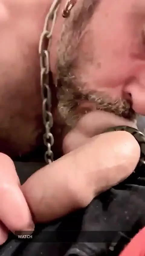 Bruce adora il cazzo di jack in catene e pelle