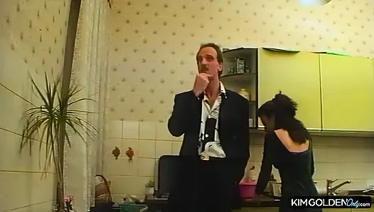 Wilder Kuechenfick mit Strumpf-Goettin