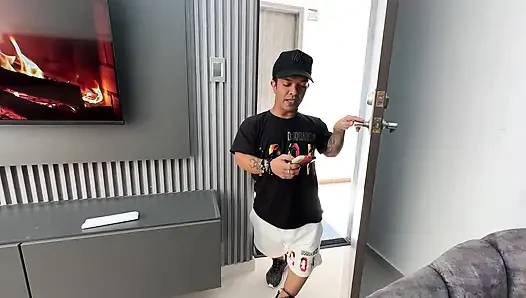 Üvey erkek kardeşimi randevusunda ayakta bırakıldığını öğrenmek için teselli ediyorum, bu yüzden ruhlarını kaldırması için ona lezzetli bir sikiş veriyorum