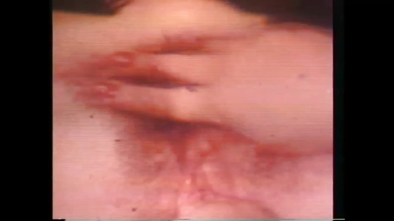 Wanita lesbian antara satu sama lain