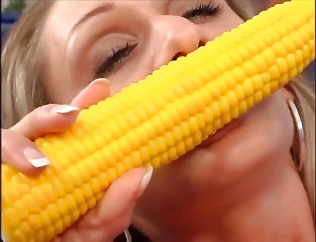 Fată blondă frumoasă linge pizda futându-se cu un vibrator