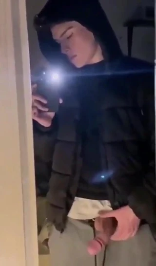 Sıcak alman oğlan gösteri çük üzerinde tiktok