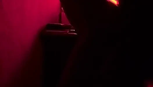 Kırmızı odada yoğun Romalı seks sakso çektikten sonra döllenmeye yol açıyor