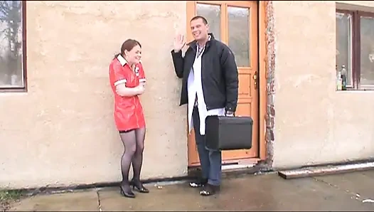 Милфу отфистили в киску и трахнул в задницу большой член, кончая в рот в любительском видео