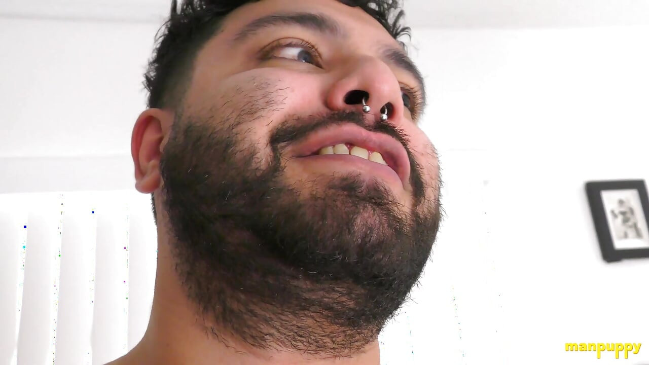 ManPuppy Demetri silver riduce lo sconosciuto e esige l'adorazione del piede gigante