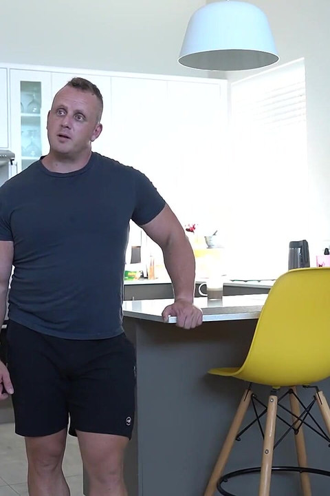 元夫が刑務所から帰宅し、浮気中の妻と関係を持つ