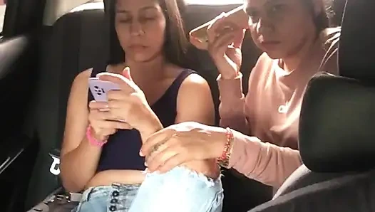 Orgazm olan kızlar uber'de heyecanla çığlık atıyor
