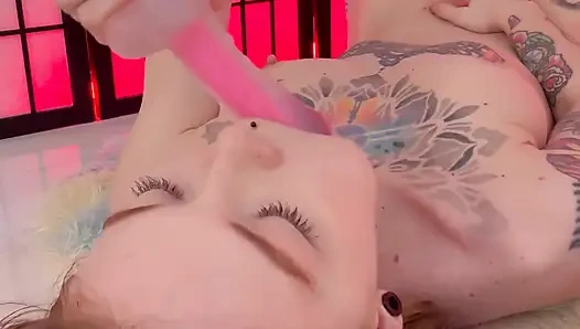 Сосу игрушку и мастурбирует киску для тебя