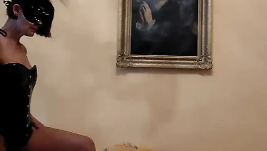 Yavaşça, güzelce, köleyi sikiyorsun. Orospu orospun! Hala öğrenmen gereken çok şey var. Tanrıçan burada olduğu için şanslısın