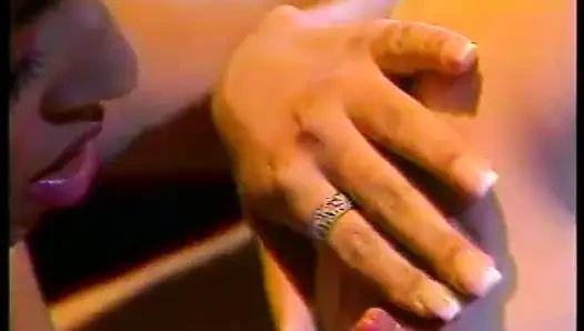 Perawat lesbian retro eksotis makan memek di luar ruangan di malam hari