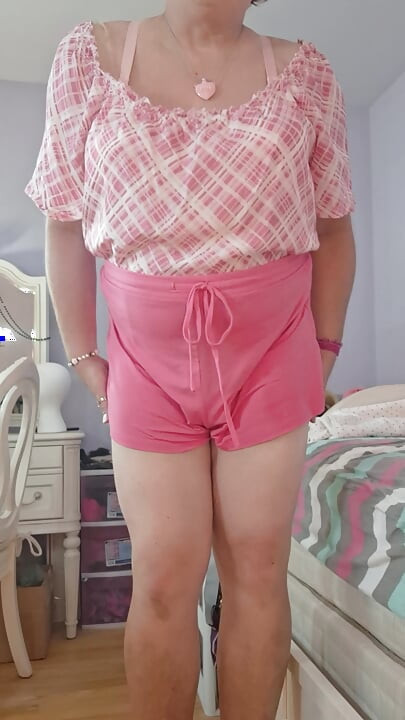 柔软丰满的熟女娘腔等待热辣的年轻情人！