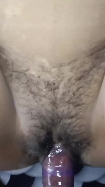 Prelepa sobarica je došla da očisti sobu i vlasnik ju je uhvatio i jebao. | Klip 2