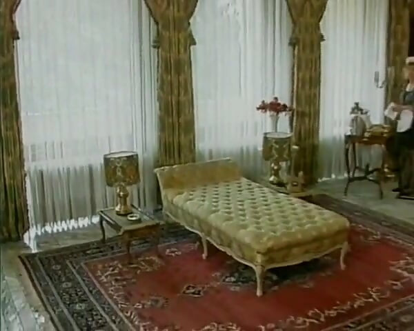 Zakrzywiona niemiecka dziwka pokazuje, jak bardzo uwielbia jeździć ogromnym dildo